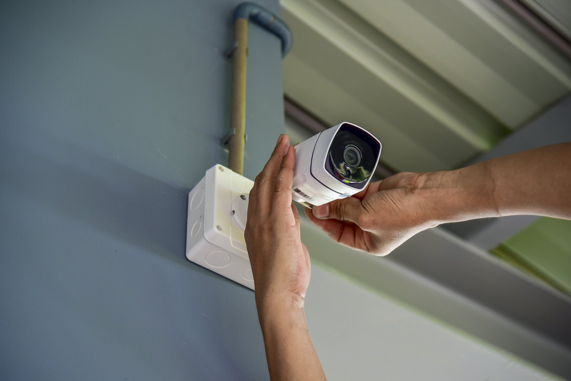 Установить видеонаблюдение. Security Camera installation. Монтаж камер видеонаблюдения. Камера наблюдения для квартиры. Монтажвидеонаблюдения.
